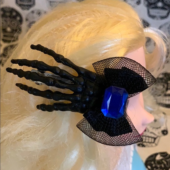 Black skeleton hand hair clip with blue jewel 💎 - Picture 12 of 16